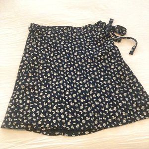 Brandy Melville Black and White Floral Wrap Skirt - Size Small 4